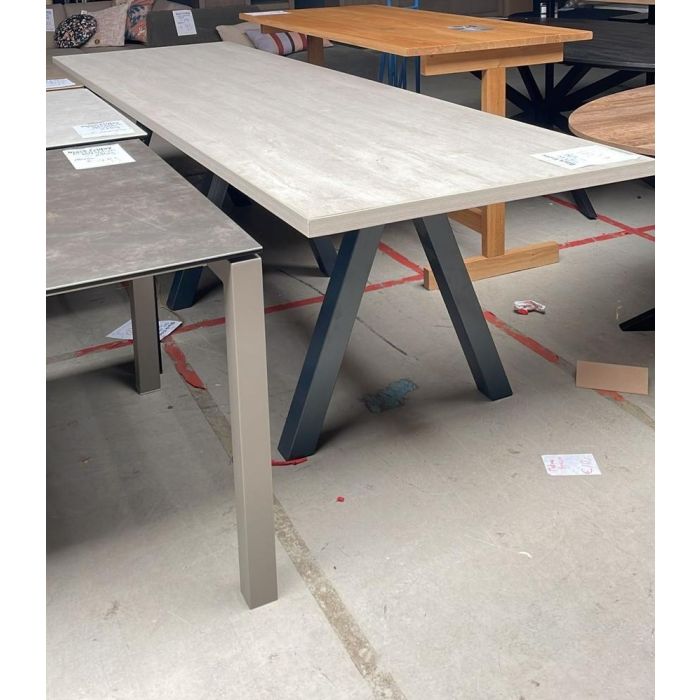Eetafel formica houtstructuu  metaal onderstl