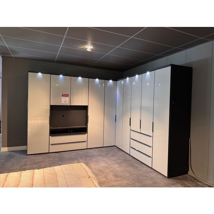 Hoekkast Horizon 110 met kranslijst met verlichting