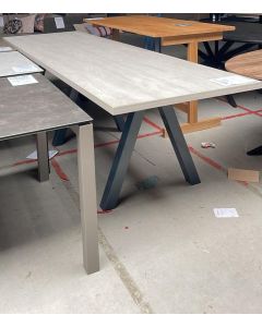 Eetafel formica houtstructuu  metaal onderstl